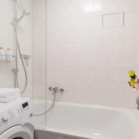 Grosszuegiges Design I 2 Schlafzimmer I Ruhig In Dritter Etage I Neustadt